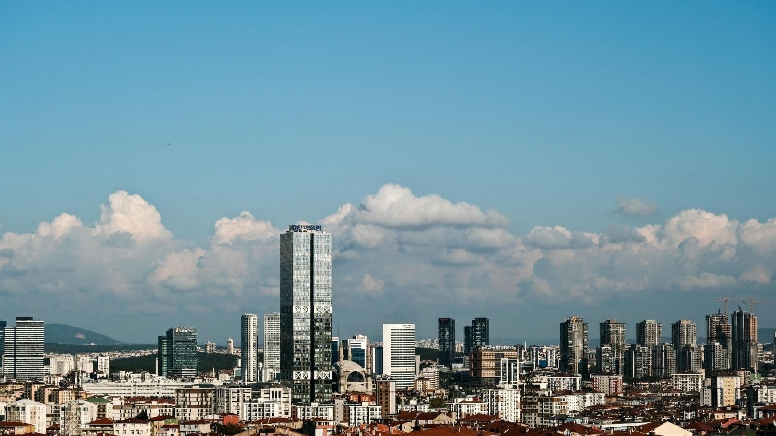 İstanbul'un iş merkezi silueti, bulutlu gökyüzünde yükselen kuleler